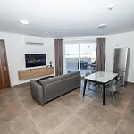 Apartman Modern 2-bedroom Penthouse With Terrace - By Hostmt