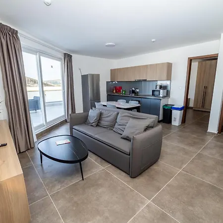 Modern 2-bedroom Penthouse With Terrace - By Hostmt *