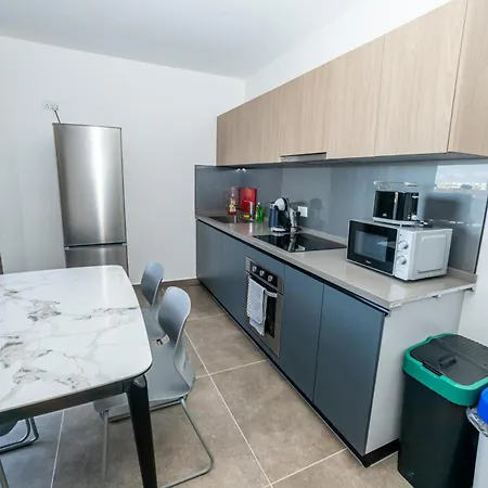 Modern 2-bedroom Penthouse With Terrace - By Hostmt Apartman