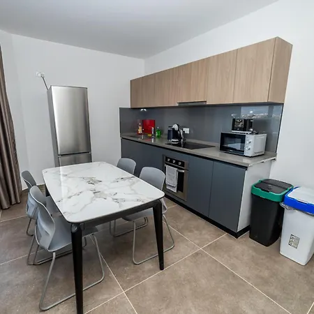 Modern 2-bedroom Penthouse With Terrace - By Hostmt *