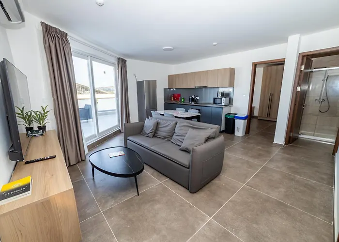 Modern 2-bedroom Penthouse With Terrace - By Hostmt *