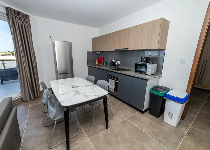 Modern 2-bedroom Penthouse With Terrace - By Hostmt *