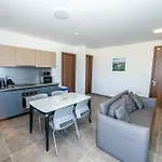 Modern 2-bedroom Penthouse With Terrace - By Hostmt * 세인트폴스베이