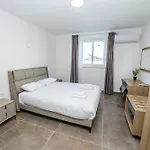 Modern 2-bedroom Penthouse With Terrace - By Hostmt 아파트 *