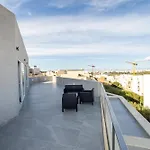 Modern 2-bedroom Penthouse With Terrace - By Hostmt *