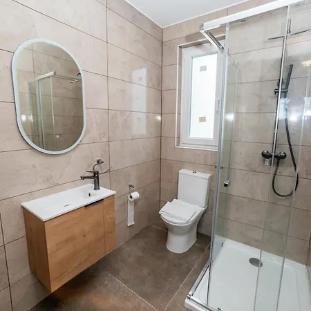 Daire Modern 2-bedroom Penthouse With Terrace - By Hostmt *