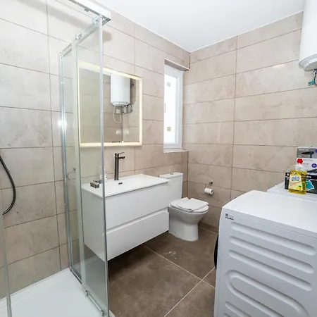 Daire Modern 2-bedroom Penthouse With Terrace - By Hostmt