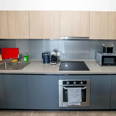 Modern 2-bedroom Penthouse With Terrace - By Hostmt *