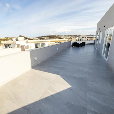 Apartment Modern 2-bedroom Penthouse With Terrace - By Hostmt *