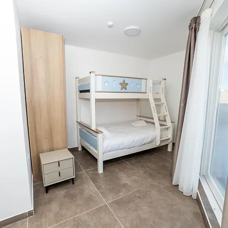 Daire Modern 2-bedroom Penthouse With Terrace - By Hostmt *