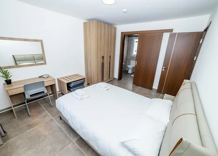 Modern 2-bedroom Penthouse With Terrace - By Hostmt Apartament