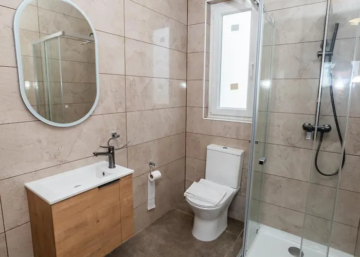 Modern 2-bedroom Penthouse With Terrace - By Hostmt Apartment