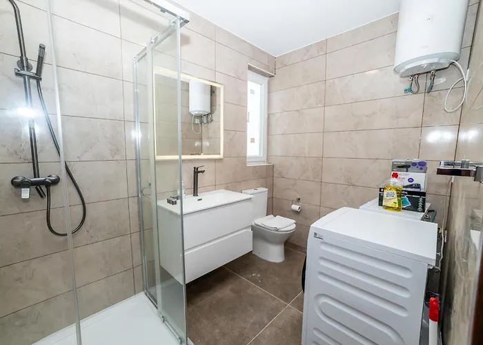 Modern 2-bedroom Penthouse With Terrace - By Hostmt