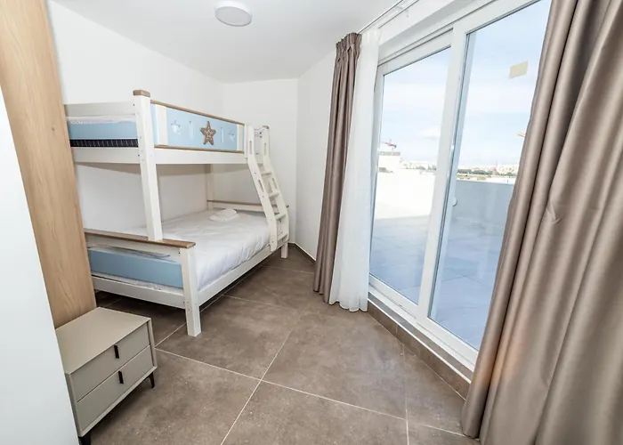 Modern 2-bedroom Penthouse With Terrace - By Hostmt Apartament