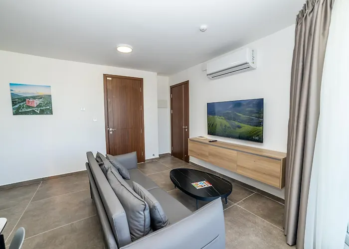 Apartment Modern 2-bedroom Penthouse With Terrace - By Hostmt