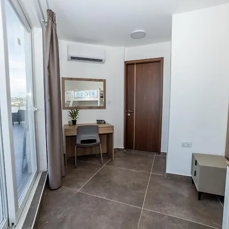 Modern 2-bedroom Penthouse With Terrace - By Hostmt 公寓 *